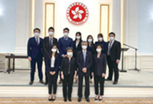 在禮賓府宴會廳負責典禮安排工作的二級行政主任（後排），與行政署人員（前排）合影