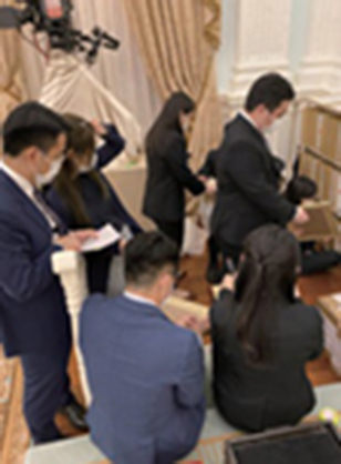 負責典禮安排的人員在禮賓府宴會廳埋首工作