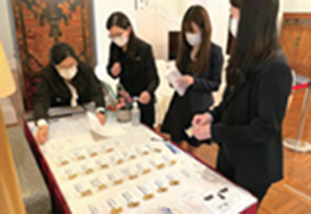 行政署人員( 左二) 向負責賓客登記工作的二級行政主任講解工作細節