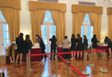 各工作人員密鑼緊鼓布置登記櫃位