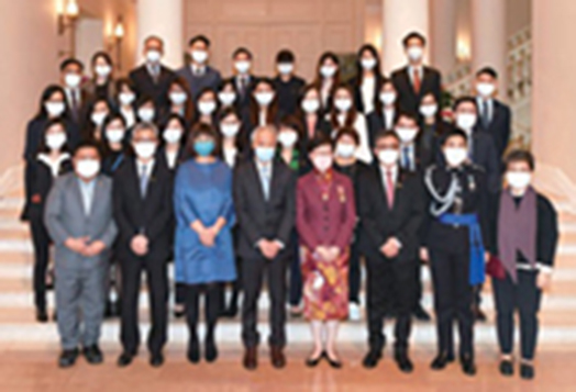 行政長官林鄭月娥女士及她的丈夫林兆波博士在典禮結束後，與一眾提供支援的人員合影