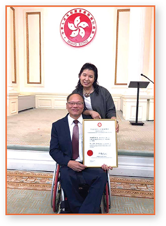 KY在2019年獲頒授行政長官公共服務獎狀，卓越的工作表現備受稱許，太太與他一起分享喜悅。
