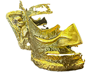 五号祭祀坑出土的黄金面具仅余半边，高约28厘米，与人脸大小不符，用途成谜。